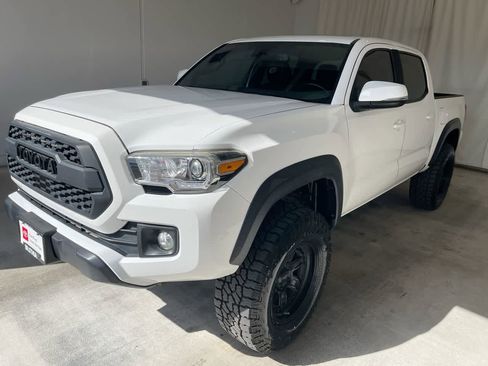 Certified 2019 Toyota Tacoma TRD Off-Road image 9