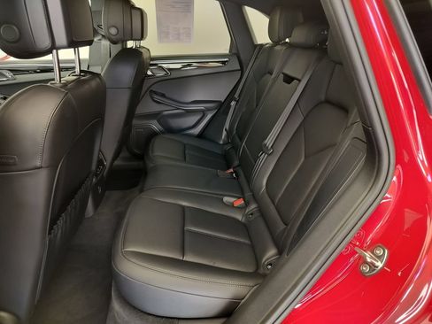 Certified 2025 Porsche Macan AWD/4WD image 18