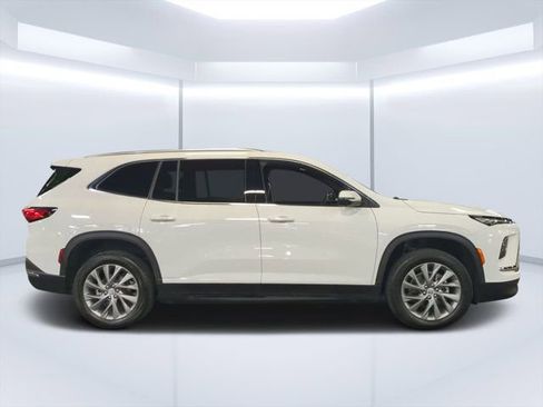 Used 2025 Buick Enclave Preferred FWD image 2