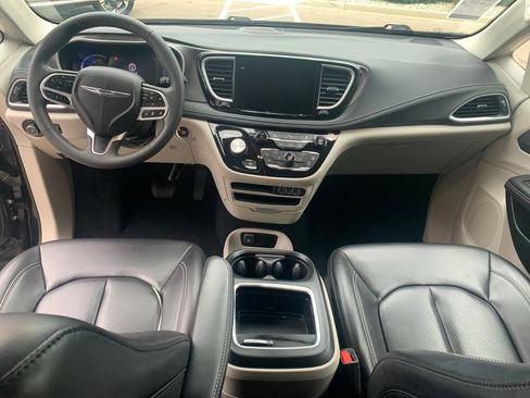 Used 2023 Chrysler Pacifica Touring-L FWD image 10