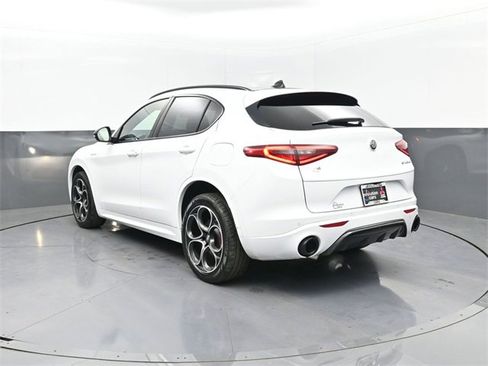 Used 2022 Alfa Romeo Stelvio Veloce image 3