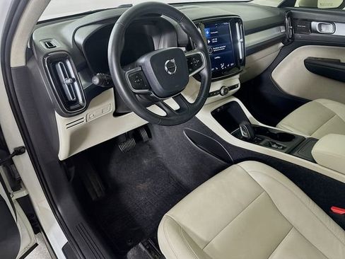 Used 2020 Volvo XC40 T5 Momentum image 24