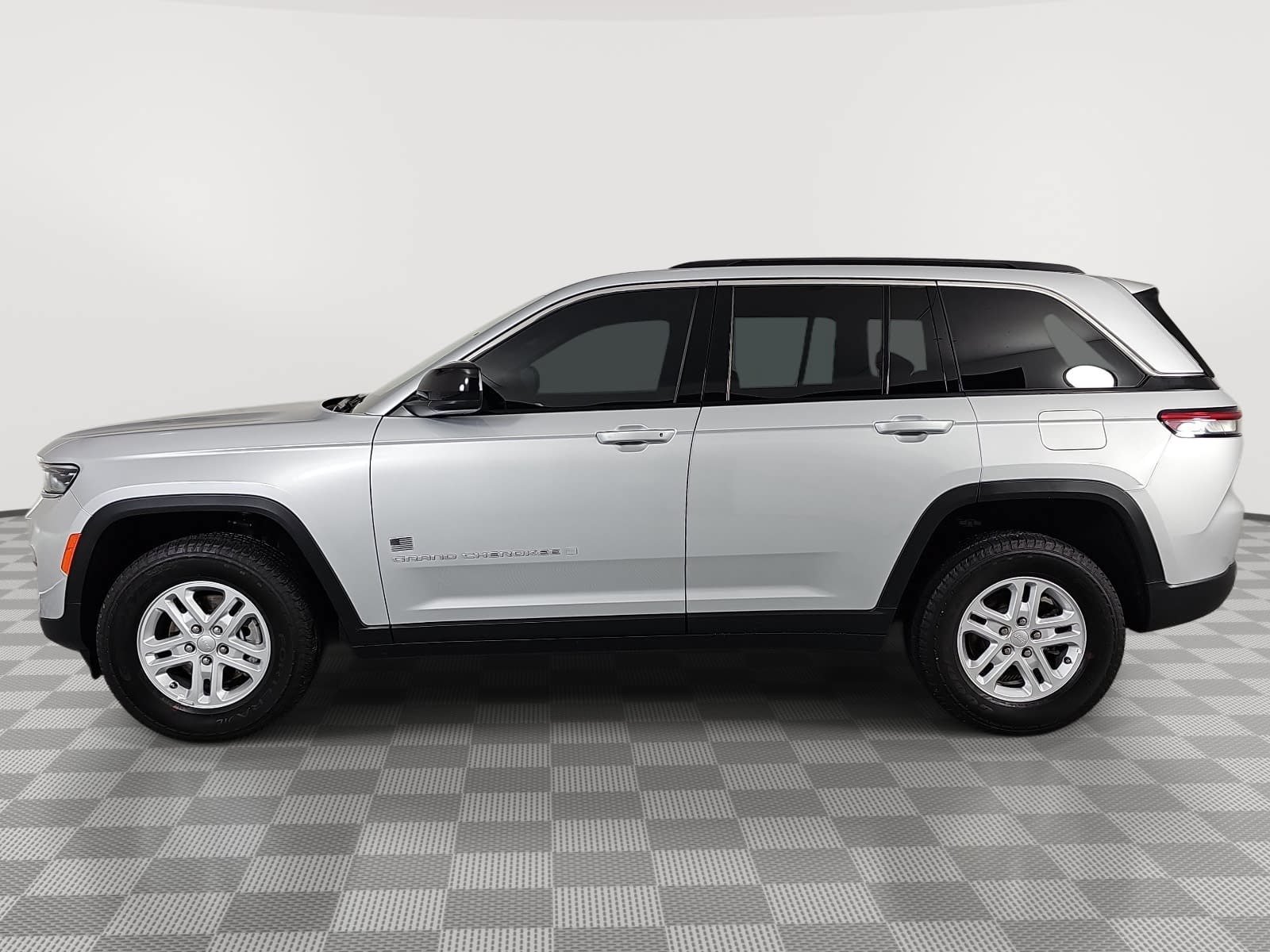 Used 2025 Jeep Grand Cherokee Laredo RWD image 5