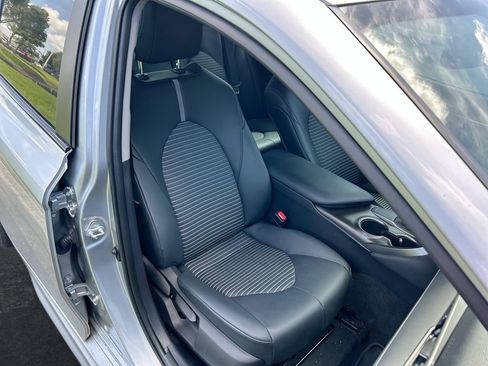 Used 2021 Toyota Camry SE w/ Convenience Package FWD image 31