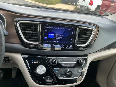 Used 2017 Chrysler Pacifica Touring Plus w/ Tire & Wheel Group FWD image 9