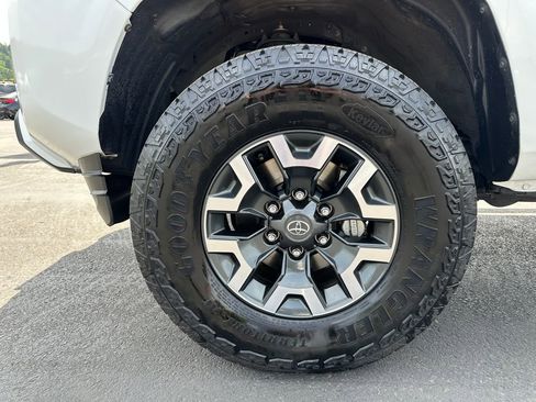 Used 2022 Toyota Tacoma SR w/ SR Convenience Package RWD image 11