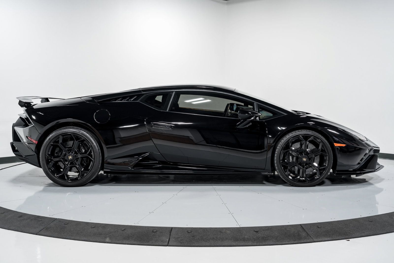 Used 2023 Lamborghini Huracan Tecnica RWD image 2