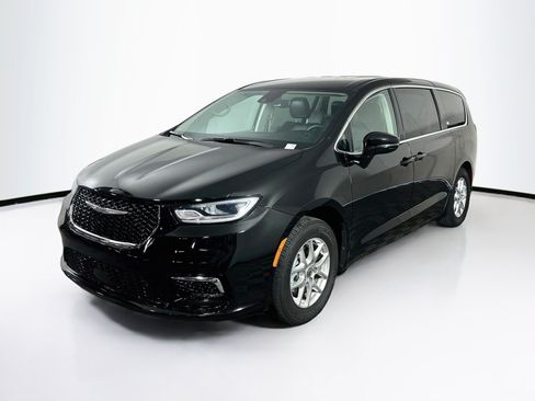Used 2024 Chrysler Pacifica Touring-L FWD image 3