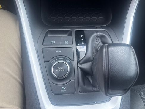 Used 2025 Toyota RAV4 LE AWD/4WD image 25