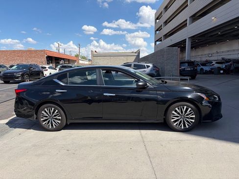 Used 2025 Nissan Altima 2.5 SV FWD image 3
