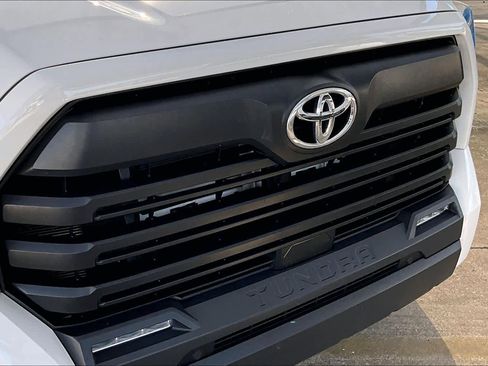 Used 2022 Toyota Tundra SR5 w/ SR5 Convenience Package AWD/4WD image 30