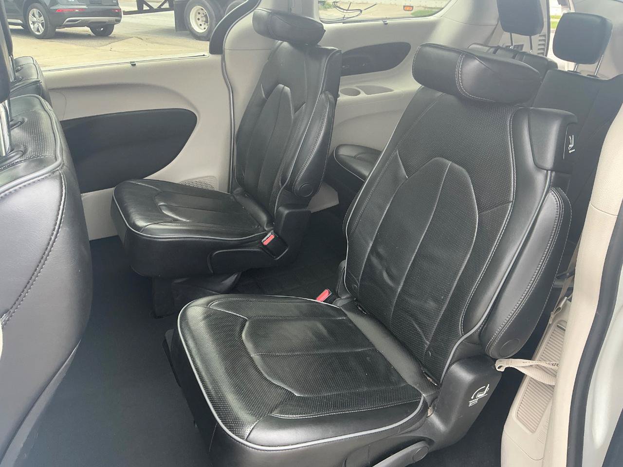 Used 2018 Chrysler Pacifica Limited FWD image 16