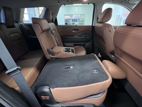 Used 2024 Nissan Pathfinder Platinum w/ Cargo Package image 18