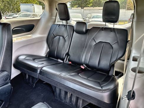 Used 2023 Chrysler Pacifica Touring-L FWD image 22