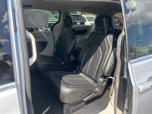 Used 2024 Chrysler Pacifica Touring-L FWD image 17