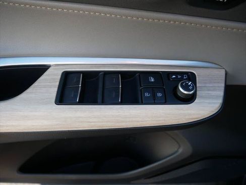 Certified 2024 Toyota Venza XLE AWD/4WD image 16