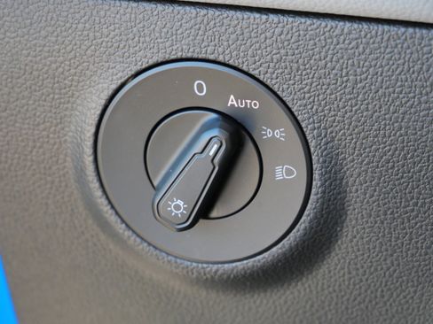 Certified 2022 Volkswagen Taos SEL image 21