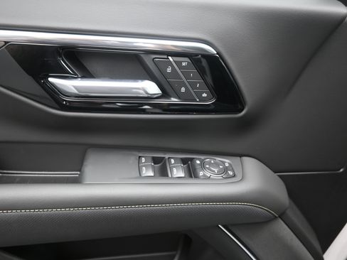 New 2025 Chevrolet Suburban Premier image 14