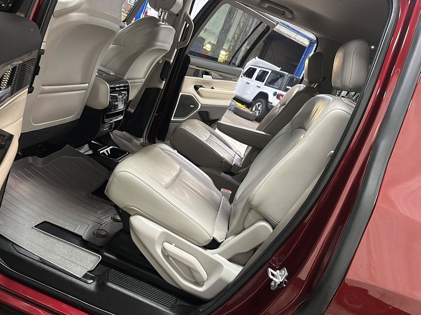Used 2022 Jeep Wagoneer Series II w/ Flexible Seating Group AWD/4WD image 27