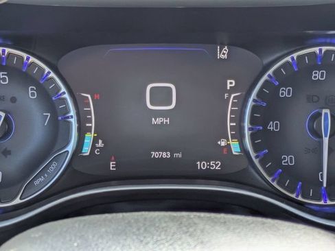 Used 2022 Chrysler Pacifica Touring-L w/ Uconnect Theater Family Group FWD image 19