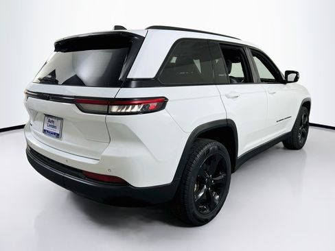 Used 2023 Jeep Grand Cherokee Altitude AWD/4WD image 5