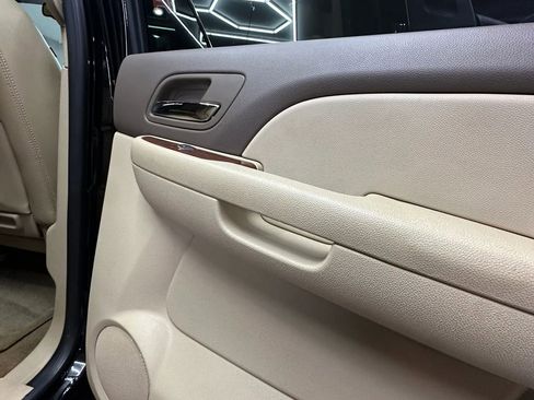 Used 2011 Chevrolet Avalanche LTZ image 24