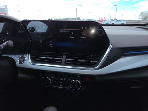 Used 2025 Chevrolet Trax LT w/ LT Convenience Package image 16