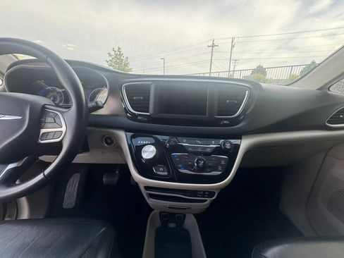 Used 2018 Chrysler Pacifica Touring-L FWD image 10