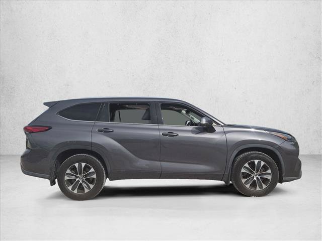 Used 2021 Toyota Highlander XLE AWD/4WD image 4