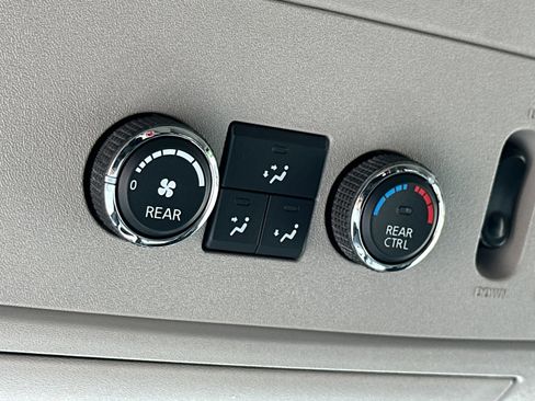 Used 2015 Nissan Armada SL w/ Moonroof Package RWD image 32