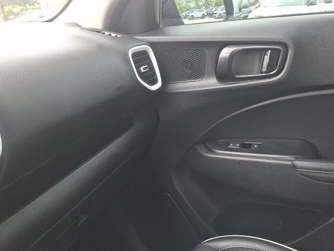 Used 2024 Hyundai Venue Limited FWD image 31