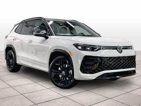 New 2026 Volkswagen Tiguan SE R-Line FWD image 2