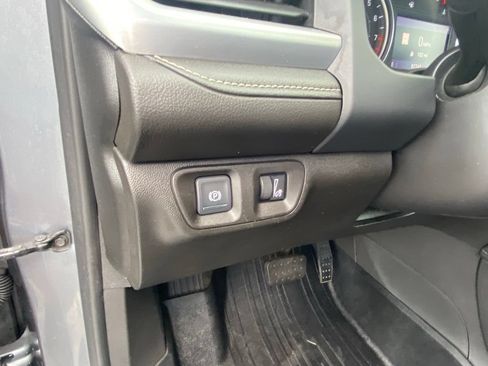 Used 2022 GMC Acadia SLT w/ Elevation Edition FWD image 12