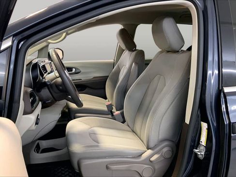 Used 2019 Chrysler Pacifica L FWD image 7