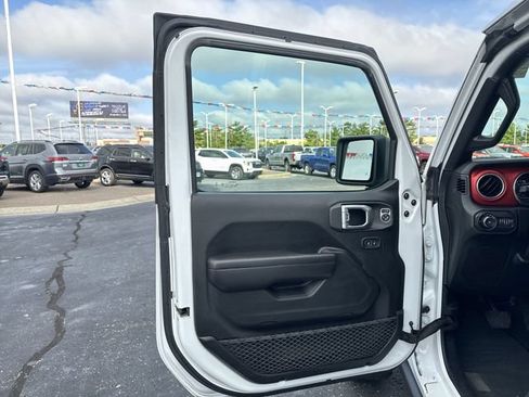 Used 2018 Jeep Wrangler Unlimited Rubicon AWD/4WD image 9