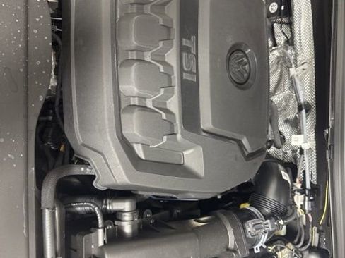 Certified 2024 Volkswagen Tiguan SE image 9
