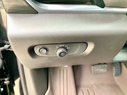 Used 2023 Chevrolet Traverse High Country FWD image 32