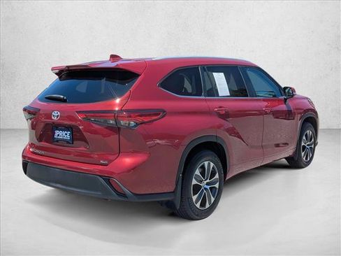 Used 2023 Toyota Highlander XLE FWD image 5
