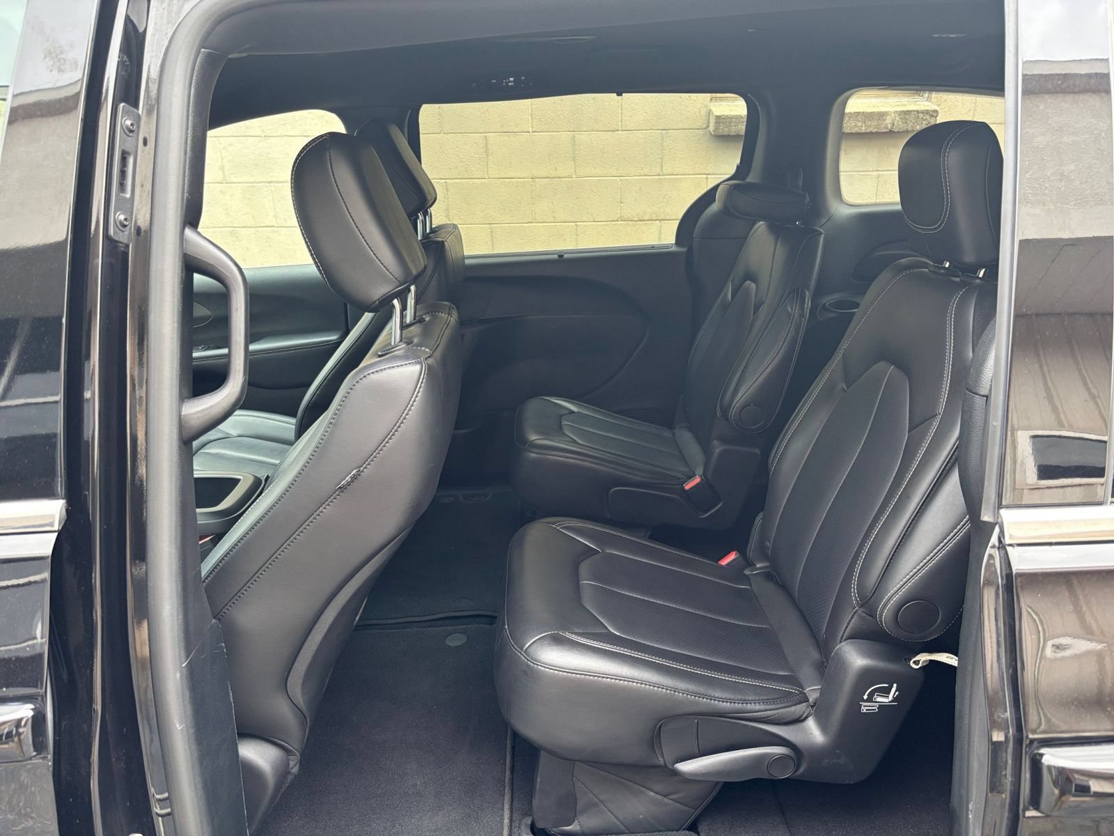 Used 2025 Chrysler Pacifica Select FWD image 28