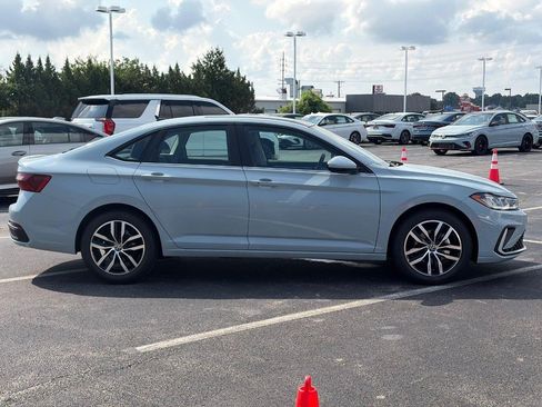 Used 2026 Volkswagen Jetta SE FWD image 4