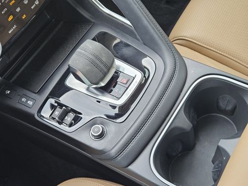 Used 2023 Jaguar E-PACE SE image 22