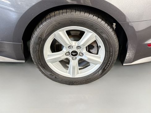 Used 2018 Ford Mustang Coupe RWD image 18