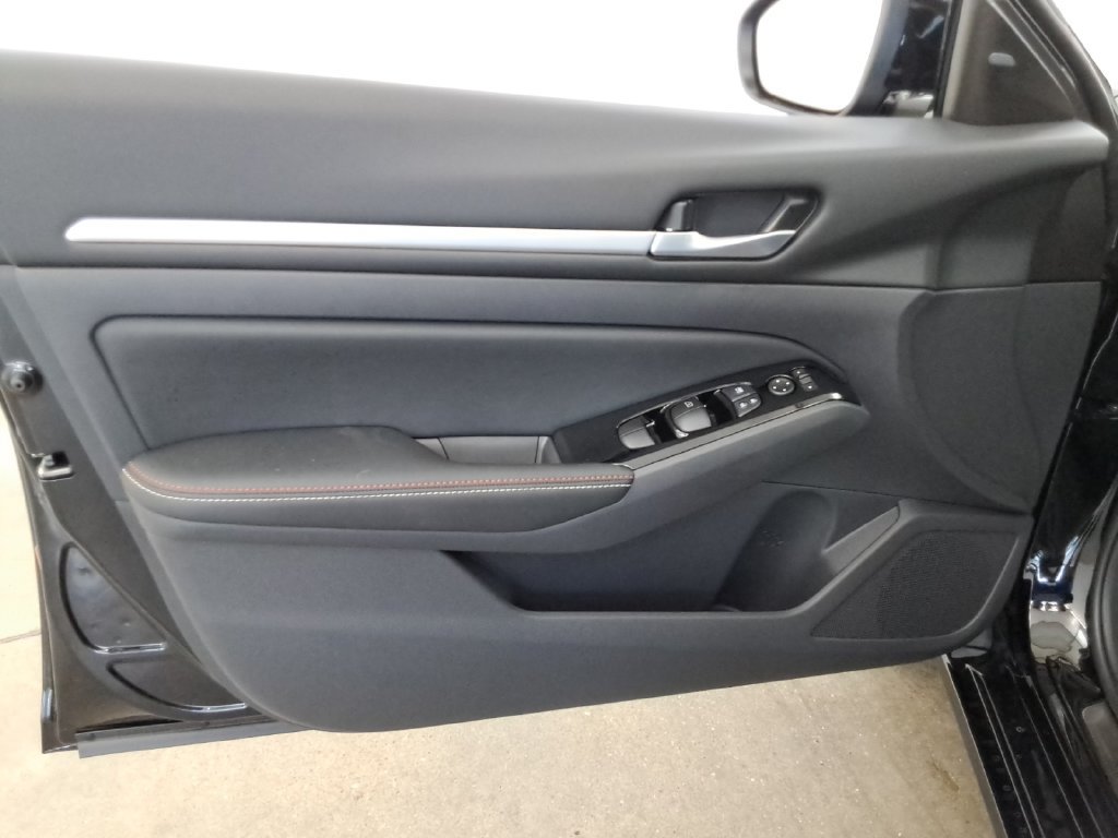 Used 2025 Nissan Altima 2.5 SR w/ SR Premium Package FWD image 17