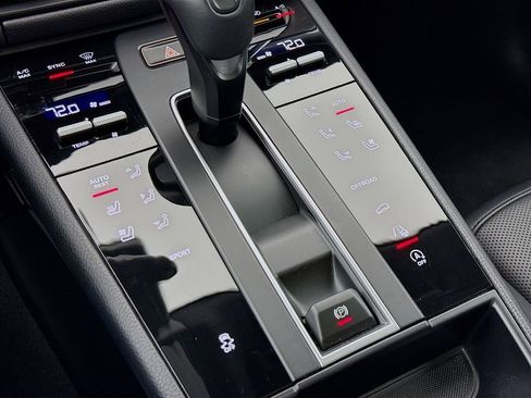 Certified 2025 Porsche Macan AWD/4WD image 23