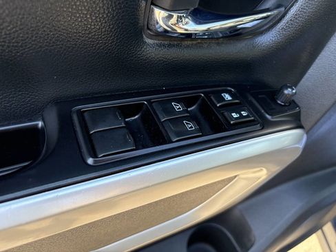 Used 2018 Nissan Titan SV image 28