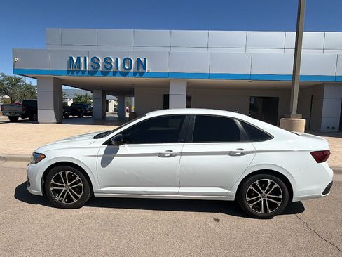 Used 2023 Volkswagen Jetta Sport FWD image 2