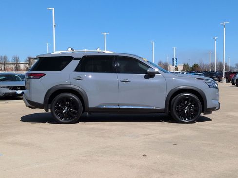 Used 2024 Nissan Pathfinder Platinum image 5