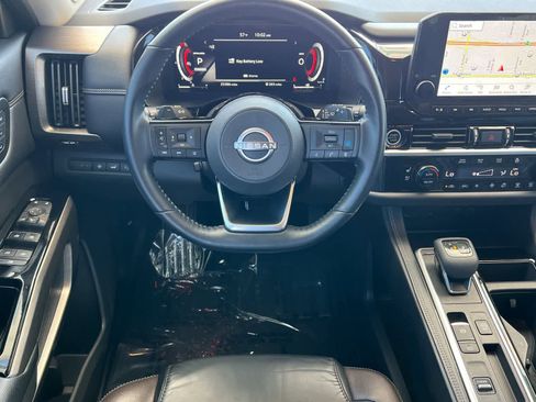 Used 2023 Nissan Pathfinder Platinum FWD image 15