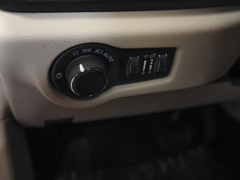 Used 2023 Chrysler Voyager LX image 13