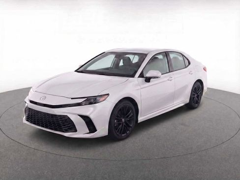 Used 2025 Toyota Camry SE image 3